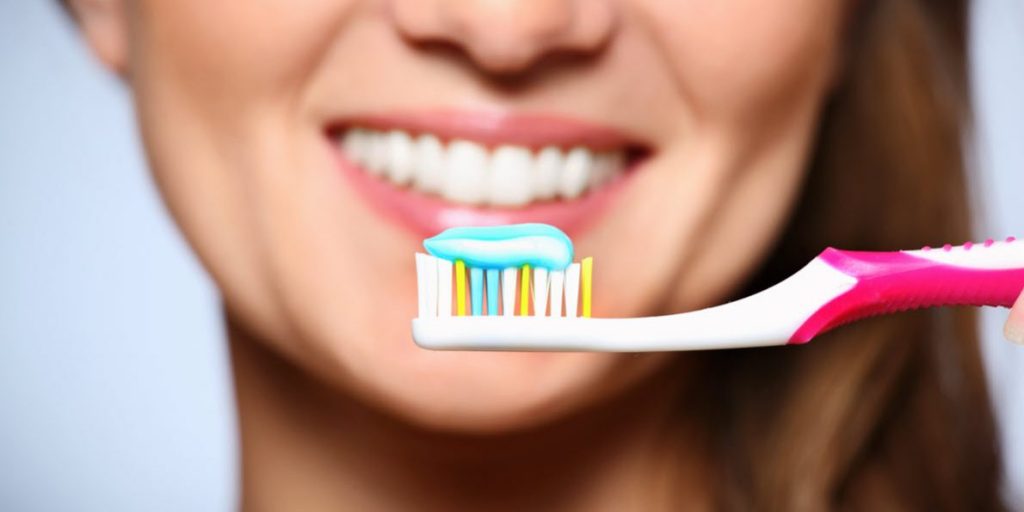 Vệ sinh răng miệng khoa học, đúng cách, đánh răng 2 lần mỗi ngày với kem đánh răng