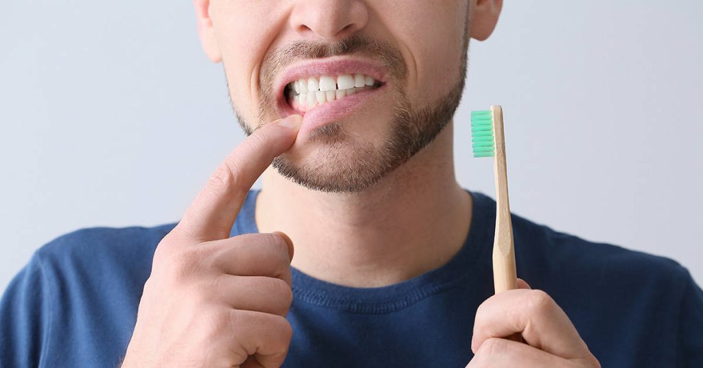 Vệ sinh răng sai cách là một trong những nguyên nhân khiến răng bị ê buốt