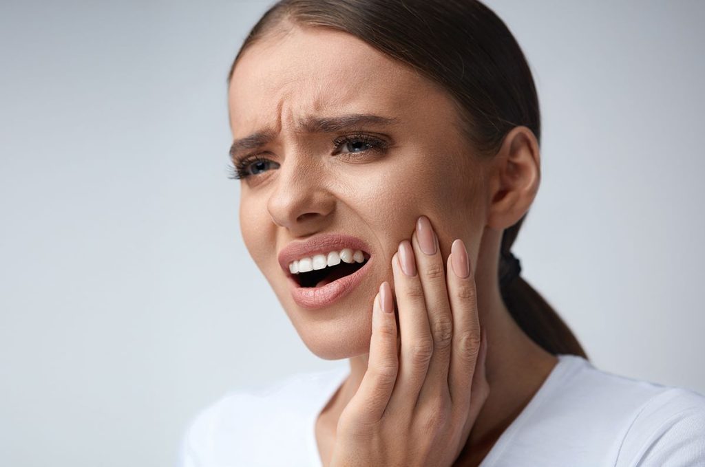 Răng bị ê buốt là tình trạng đau nhức và khó chịu, nhạy cảm khi tiếp xúc với một số yếu tố kích thích